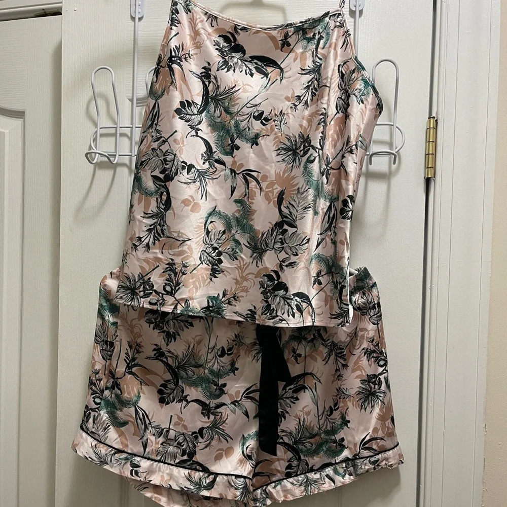 Victoria’s Secret cozy Silky feeling pajamas, shorts and tops new condition - Picture 4 of 8